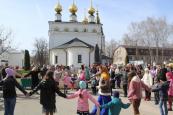 16 апреля, в светлое Христово Воскресенье на территории Феодоровского мужского монастыря было многолюдно – здесь проходила праздничная Пасхальная православная ярмарка