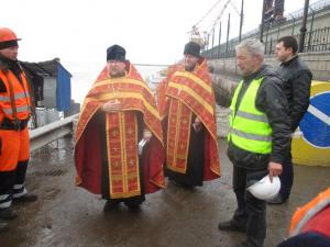 На участке работ по реконструкции гидротехнических сооружений Нижегородской ГЭС клирики Городецкой епархии совершили праздничный молебен