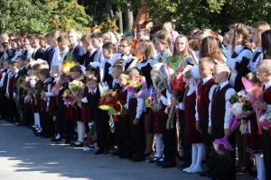 На центральной площади посёлка Воскресенское состоялась линейка для учащихся воскресенской средней школы