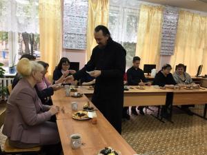 Клирики Городецкого благочиния поздравили с Днем учителя сотрудников учебных заведений района